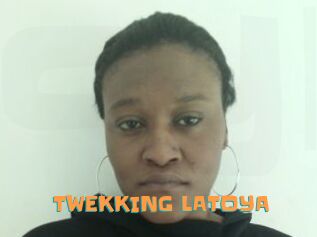 TWEKKING_LATOYA